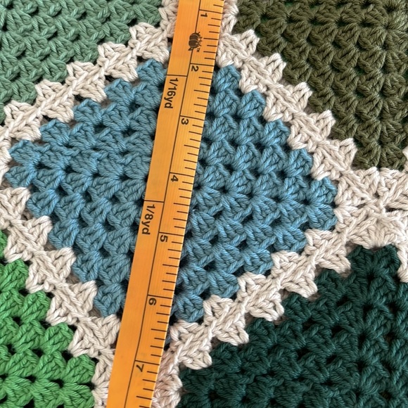 Handmade by hobbii 8/4 cotton yarn. square 34x34 inches - Picture 12 of 16